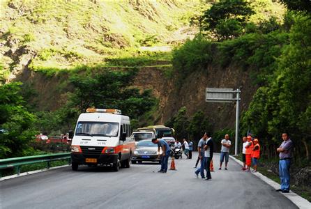 道路中斷，車輛受阻