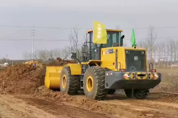 徐工裝載機在項目現場開始清理場地