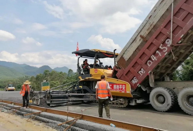 徐工成套道路機械設備組團施工韶新高速