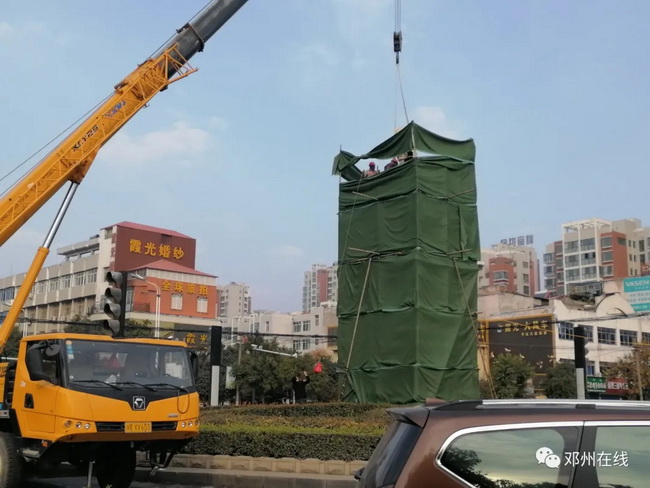 徐工吊車助力鄧州大東關范仲淹像順利搬遷