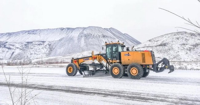 徐工平地機在露天煤礦進(jìn)行除雪工作