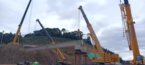 兩臺(tái)徐工百?lài)嵓?jí)起重機(jī)景海高速橋梁架設(shè)現(xiàn)場(chǎng)