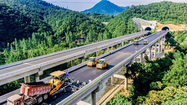 徐工無人集群道路機械在河南高速上首次進行的無人化集群施工應(yīng)用