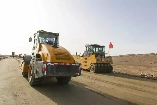 200臺(tái)徐工道路機(jī)械在京新高速施工