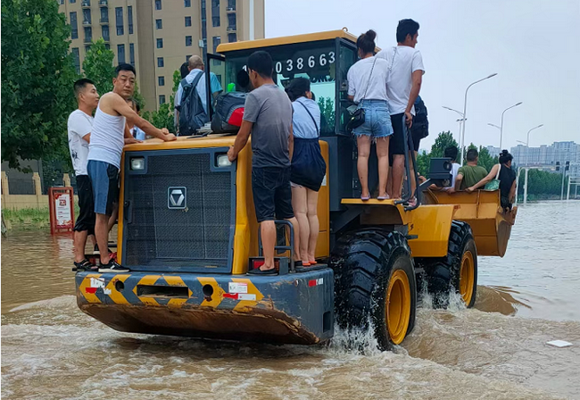 徐工鏟車(chē)現(xiàn)場(chǎng)救援被困群眾