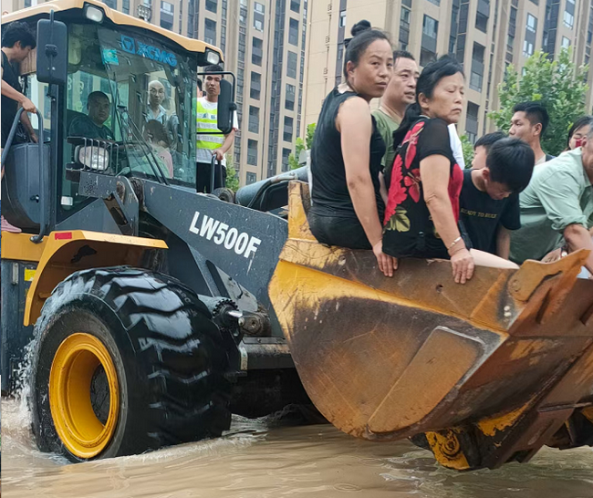 徐工鏟車(chē)為災(zāi)區(qū)人民開(kāi)辟生命通道