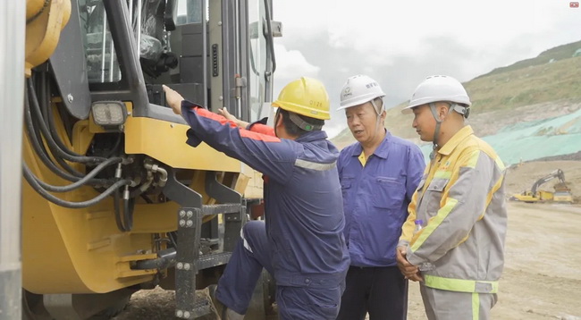 徐工技術(shù)人員與機(jī)手、施工方責(zé)任人交流設(shè)備使用情況