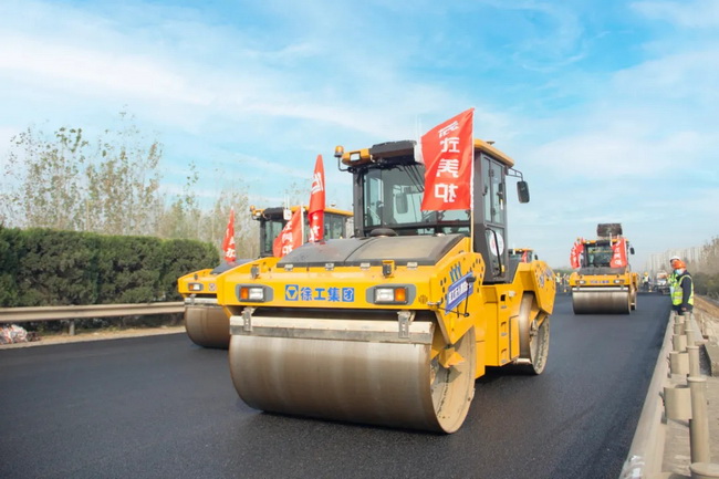 徐工無(wú)人駕駛壓路機(jī)淮徐高速公路智慧養(yǎng)護(hù)